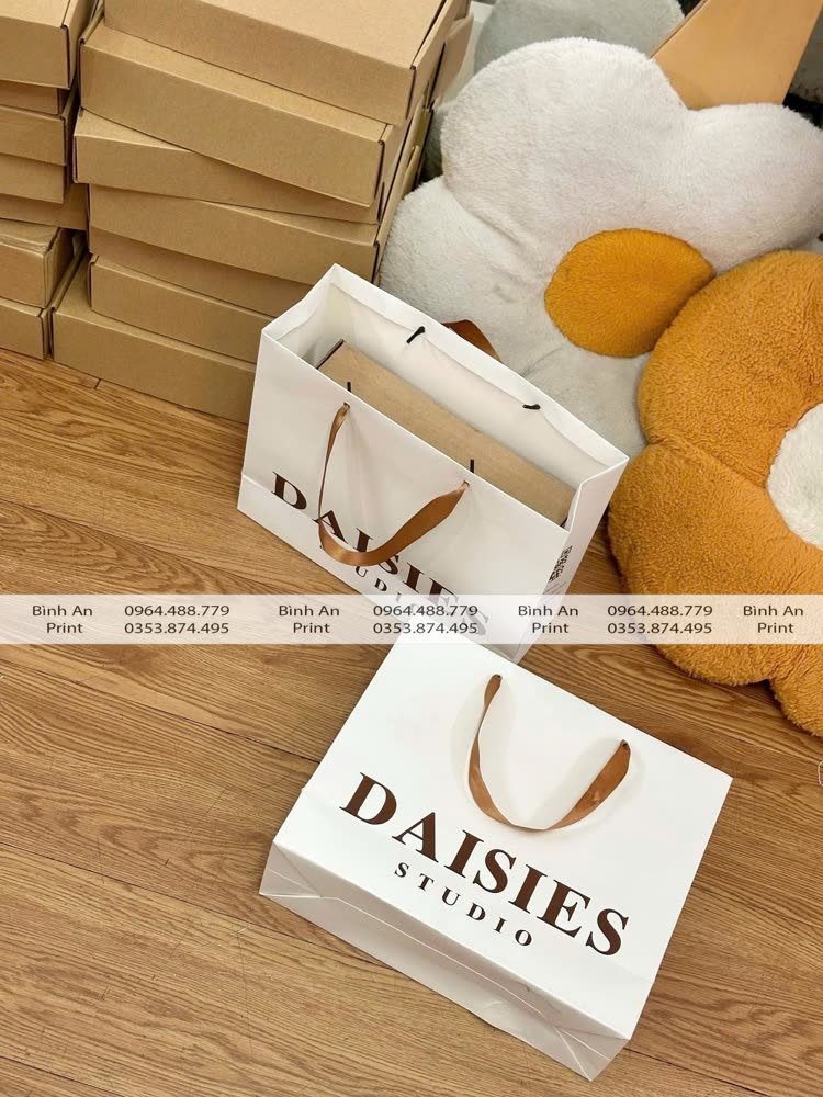 Túi giấy trắng Daisies Studio quai lụa nâu, ảnh khách gửi