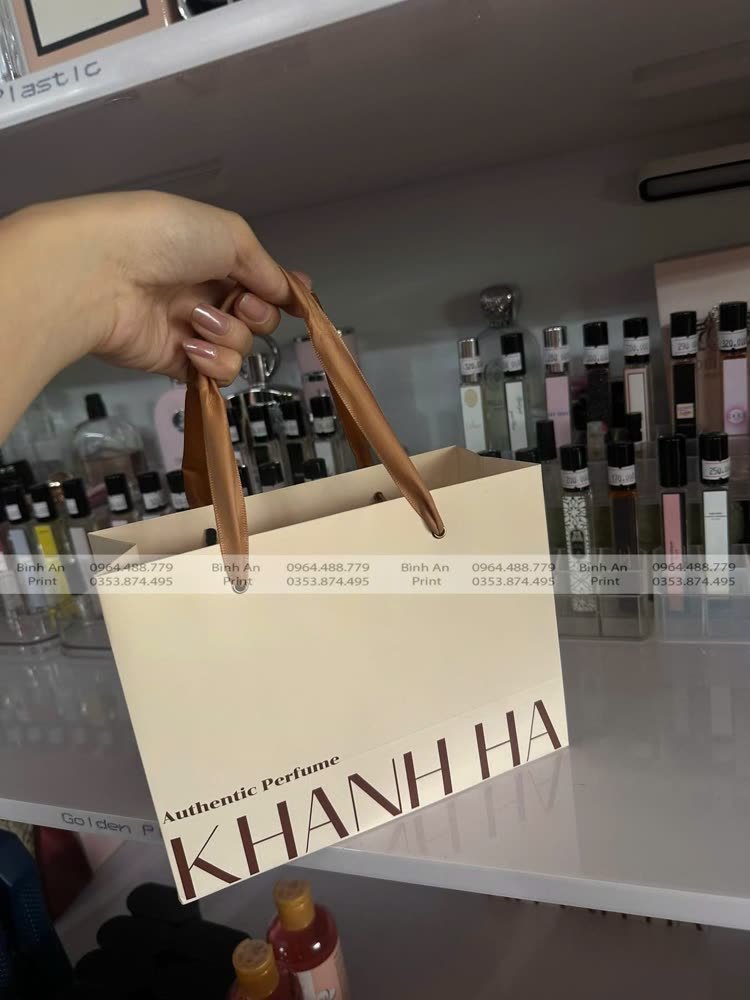 Túi giấy Khánh Hà quai lụa nâu trong cửa hàng nước hoa, ảnh khách gửi
