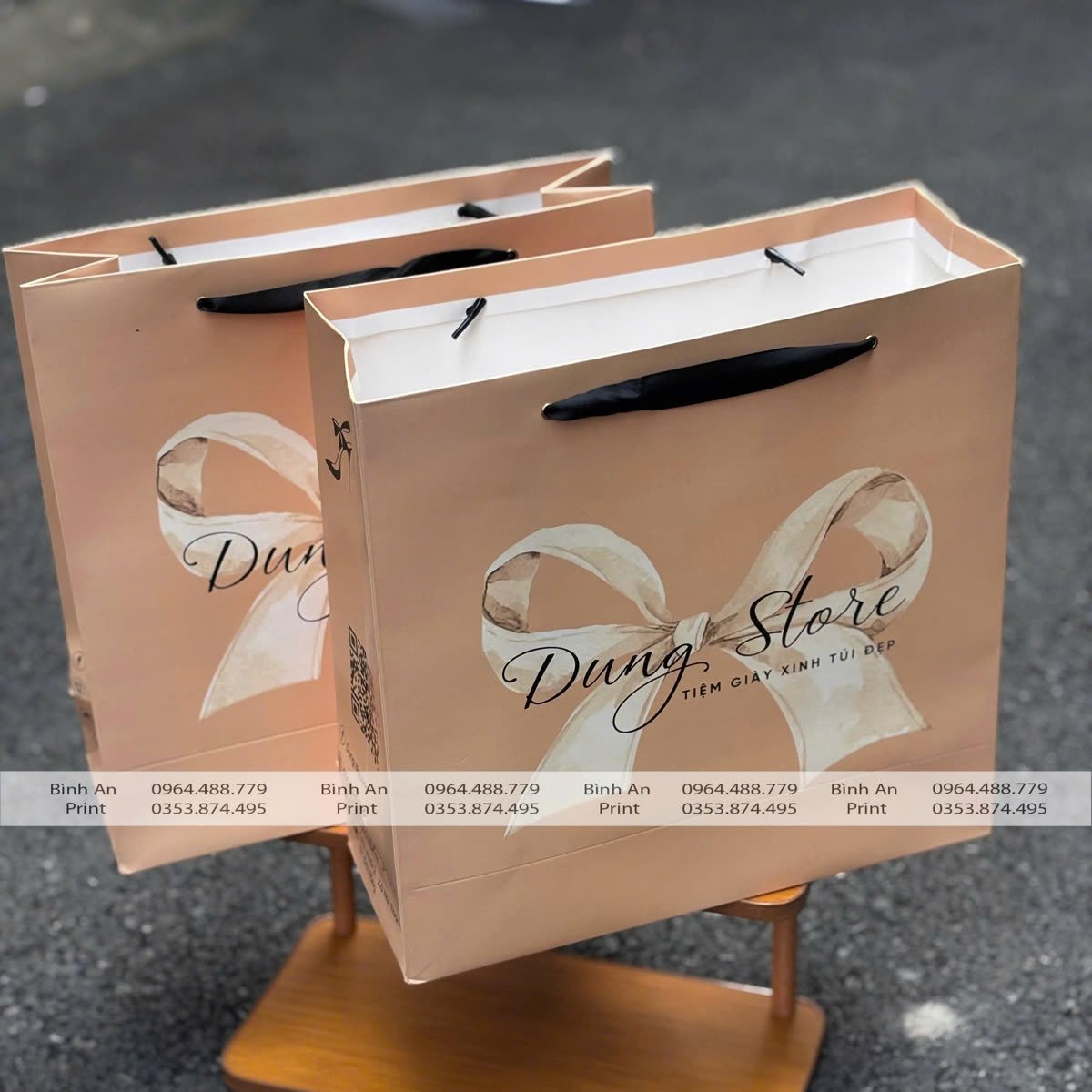 Túi giấy Dung Store, Ivory 250gsm, cán mờ, quai dây lụa xỏ, do In Bình An in