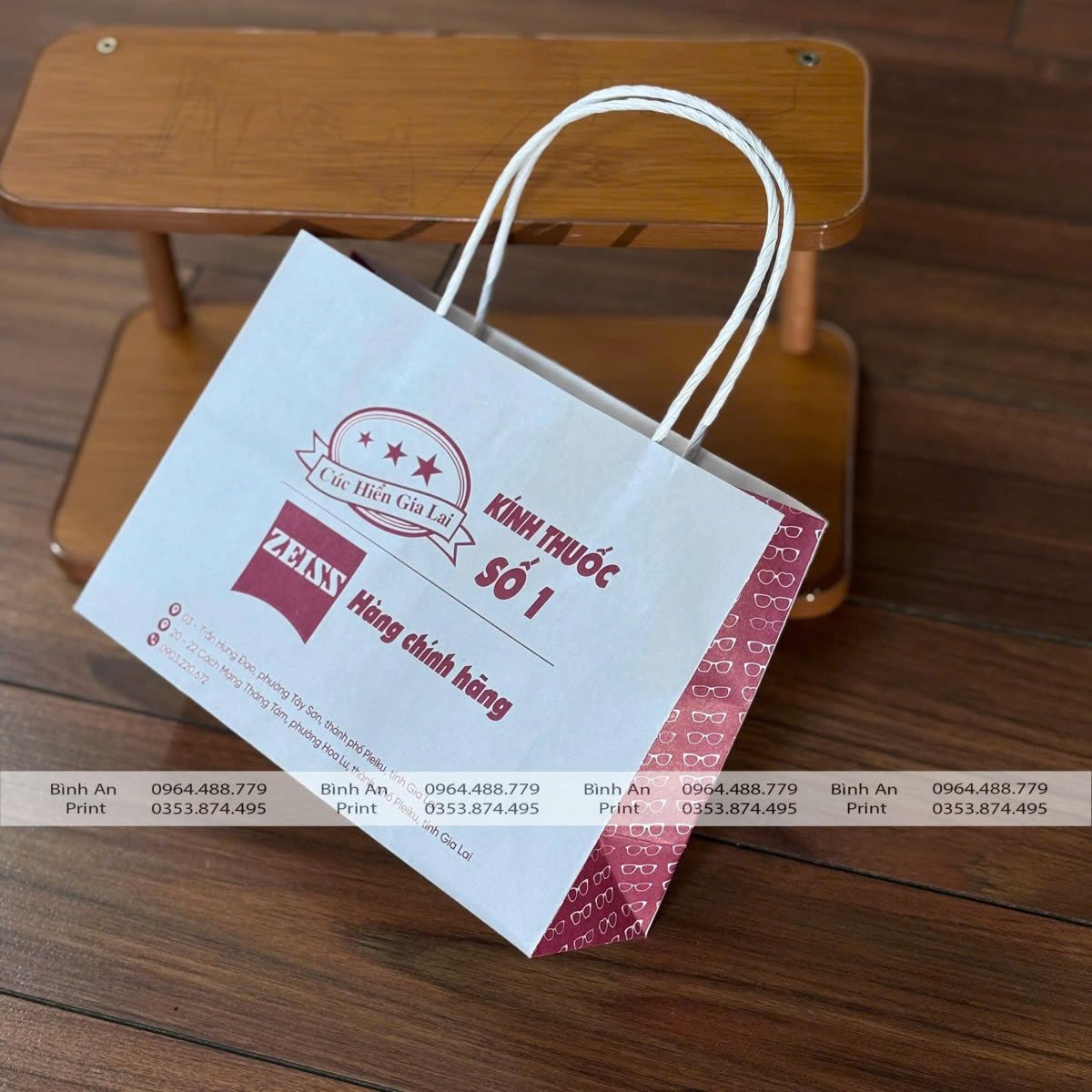 Túi giấy Cửa hàng kính thuốc, Kraft trắng 120gsm, quai dây giấy trắng, do In Bình An in
